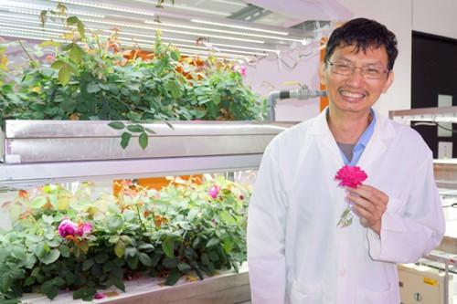 生物科技学系副教授余聪安独步全台,成功研发led植物工厂不只是能种